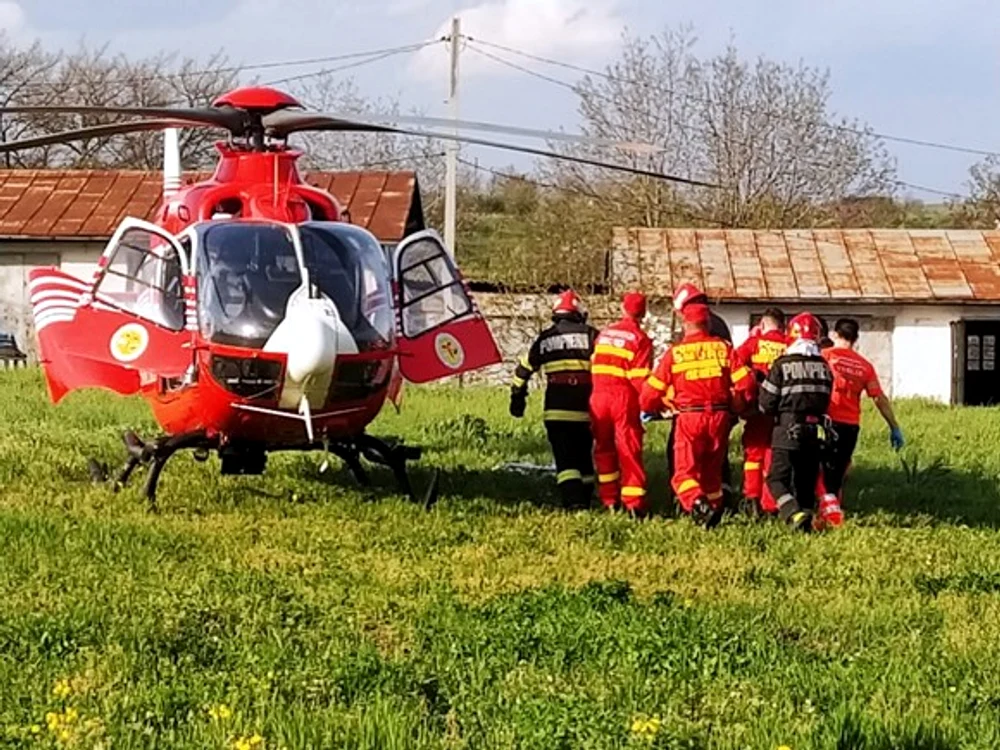 
    Adolescenta de 18 ani lovită puternic la cap, a fost preluată cu elicopterul și dusă la un spital din IașiFoto: vremeanoua.ro  