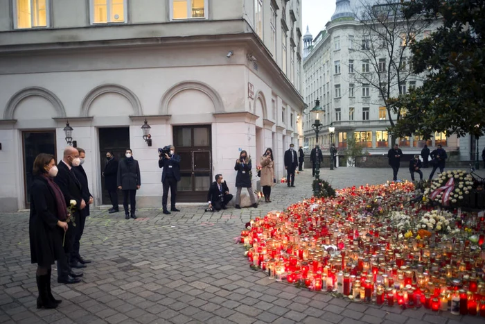 Charles Michel si Sebastian Kurz se reculeg la locul atentatului de la Viena FOTO EPA-EFE