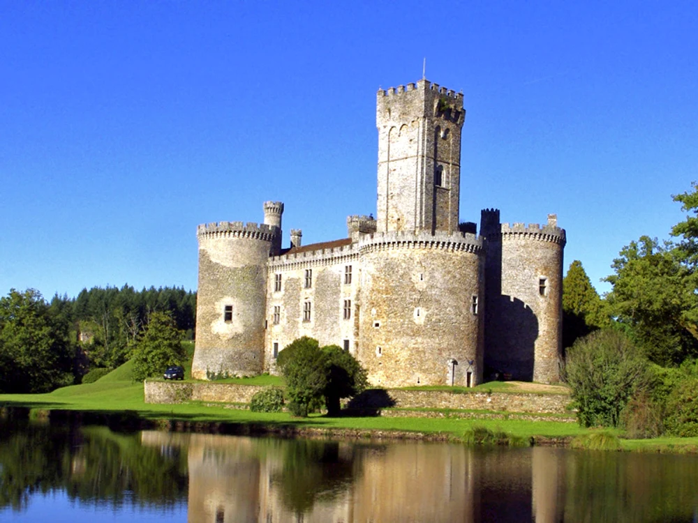 Castelul Montbrun,  Limousin (sex. XII-XV)