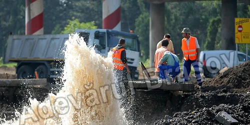 Muncitorii au spart ţeava în timpul lucrărilor