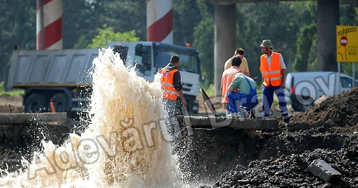 Muncitorii au spart ţeava în timpul lucrărilor