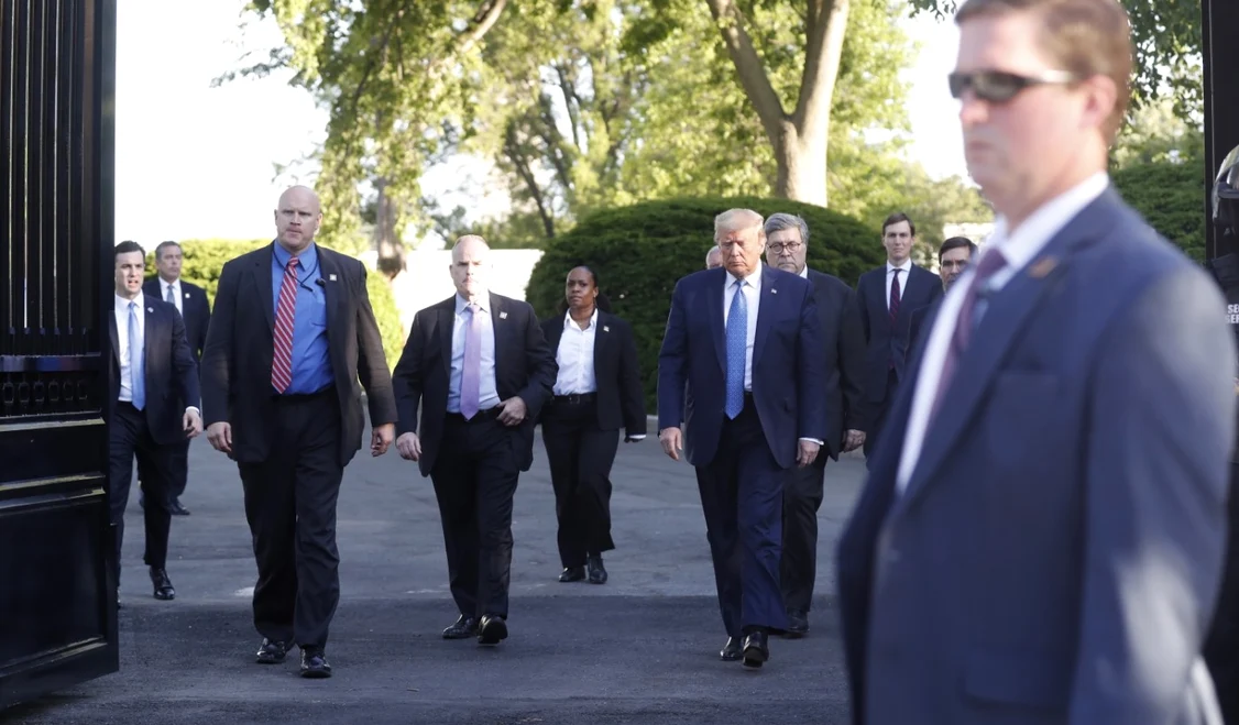 Donald Trump, însoțit de agenții Secret Service FOTO: EPA EFE (arhivă)