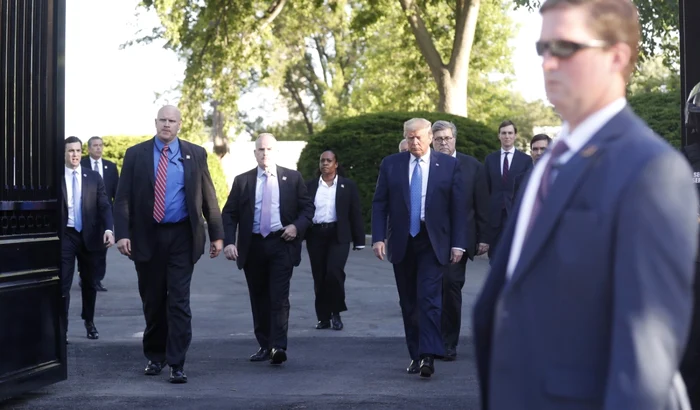 Donald Trump, însoțit de agenții Secret Service FOTO: EPA EFE (arhivă)