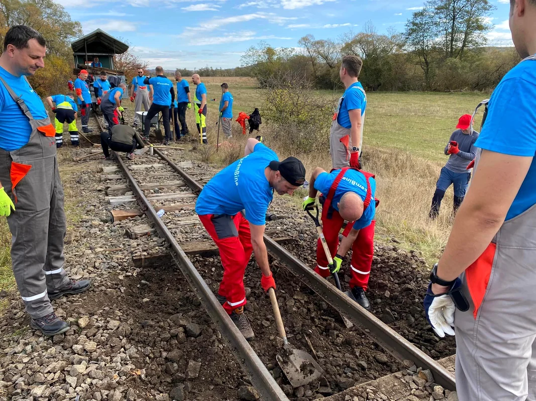 Voluntarii Mocăniței de pe Valea Hârtibaciului Sibiu Foto Asociația Prietenii Mocăniței