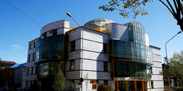 Biblioteca Judeţeană Antim Ivireanul din Râmnicu Vâlcea - unicat datorită cupolei vitraliu - cea mai mare din lume Foto Adevărul