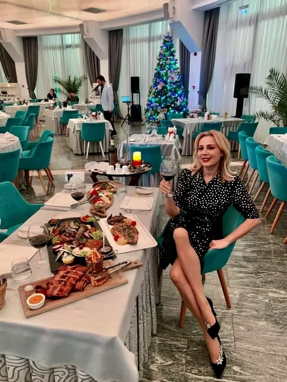 
    Dana Săvuică a încercat  preparatele tradiţionale,  dar abia aşteaptă să  ciocnească şampanie la  trecerea dintre ani  
