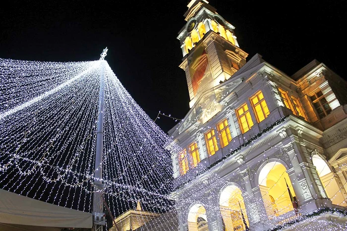 Arad. Un milion de becuri strălucesc în Piaţa Revoluţiei, în prag de Sărbători