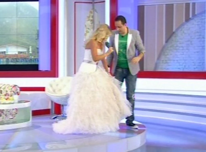 Delia a probat 3 rochii de mireasă (Foto: Captură video Pro TV)
