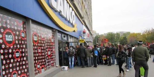 Bucureştenii au luat cu asalt magazinul Flanco din zona Obor