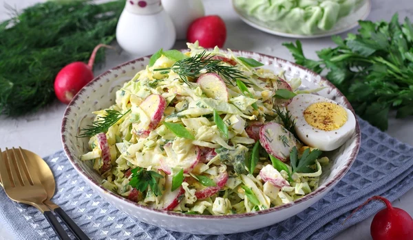 Salata cu varza  Sursa foto shutterstock 2146493509 jpg