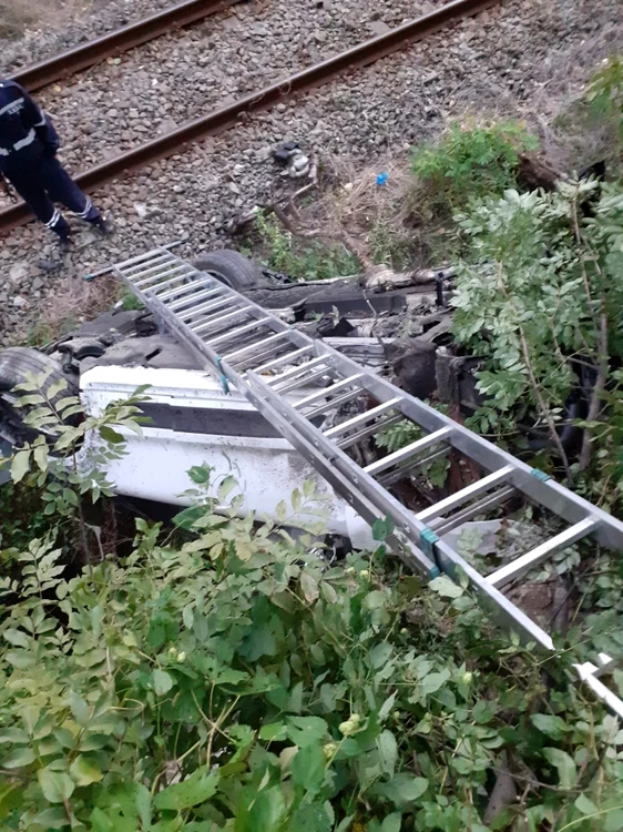 Maşină căzută pe calea ferată de pe centura staţiunii Călimăneşti - Vâlcea Foto Adevărul