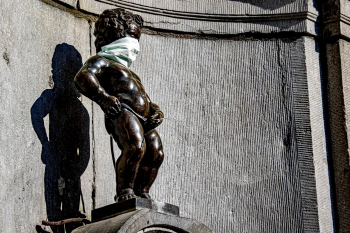 Până şi celebrul Manneken Pis s-a obişnuit să poarte mască în 2020