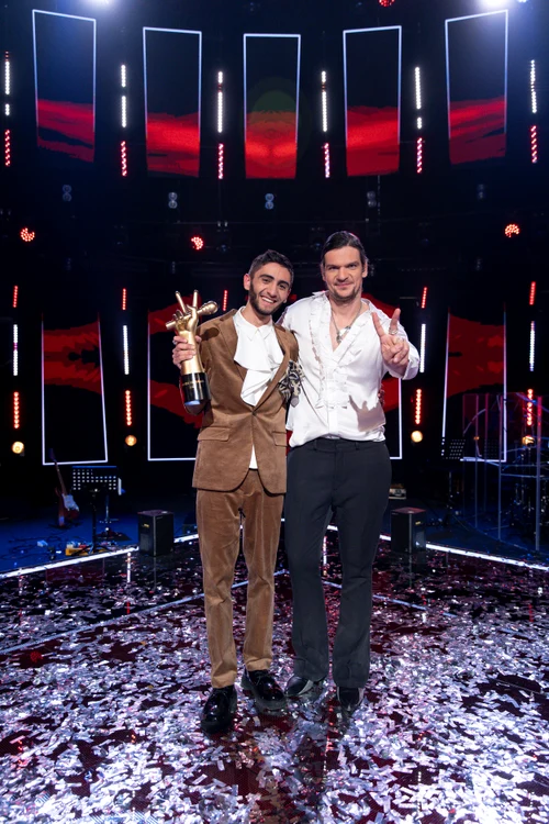 Iulian Nunucă ține trofeul Vocea României. Alături de Tudor Chirilă, pe scena de la Vocea României