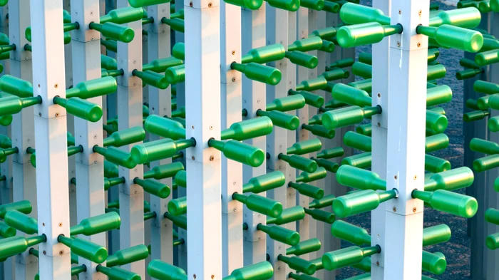 A fost realizată din 30.000 de sticle de bere (Foto: Profimedia)