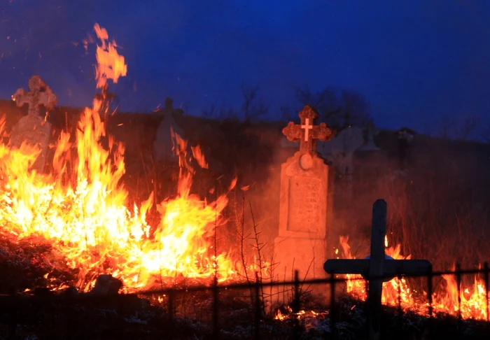 Cimitirul din Nandru, cuprins de flăcări. FOTO: Daniel Guţă.