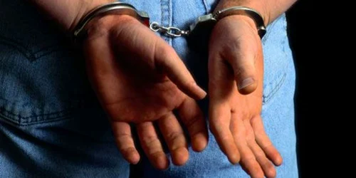 Cei doi au fost prinşi de poliţişti