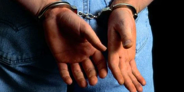 Cei doi au fost prinşi de poliţişti