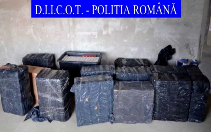 Poliţiştii au găsit o cantitate impreionantă de ţigări la locuinţele contrabandiştilor Foto: DIICOT Galaţi