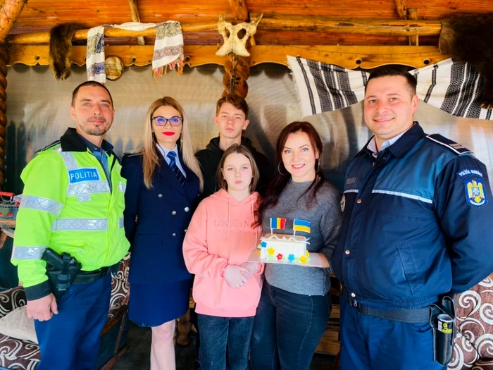 Un ofiţer de poliţie găzduieşte o ucraineancă şi pe copiii ei FOTO Poliţia Neamţ