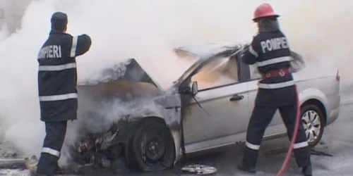 Maşina cuprinsă de flăcări a fost distrusă în totalitate