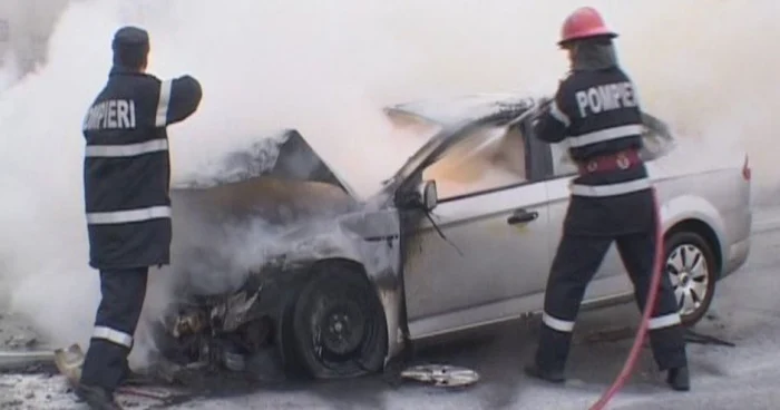 Maşina cuprinsă de flăcări a fost distrusă în totalitate