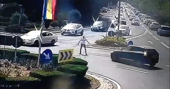 Polițistul dirija circulația la Eforie Nord FOTO: captură video