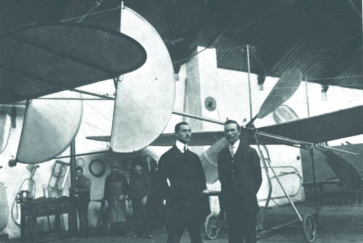Aurel Vlaicu (stânga), la Arsenalul Armatei. În spatele său se observă avionul la care lucra