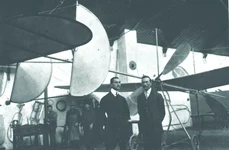 Aurel Vlaicu (stânga), la Arsenalul Armatei. În spatele său se observă avionul la care lucra