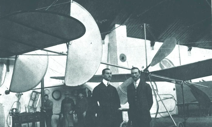 Aurel Vlaicu (stânga), la Arsenalul Armatei. În spatele său se observă avionul la care lucra