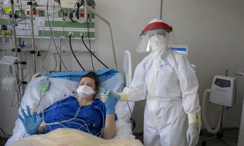 pacient infectat cu coronavirus pe patul de spital jpeg