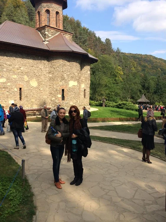 Cristina Spătar, cu o prietenă la Mănăstirea Prislop