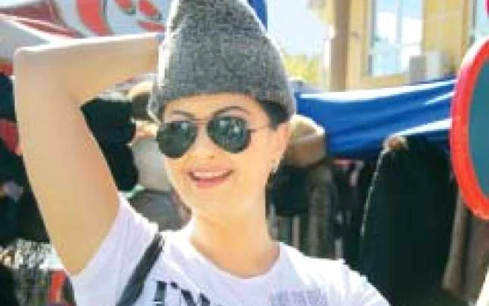 În vacanţă, probând un „outfit“ diferit
