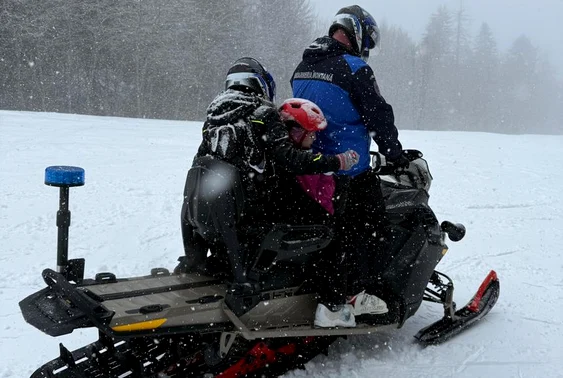 Femeia și fiica ei au fost coborâte cu snowmobilul de către jandarmi FOTO Jandarmeria Brașov