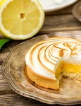 Placinta cu bezea si lamaie  Sursa foto shutterstock 721640803 jpg