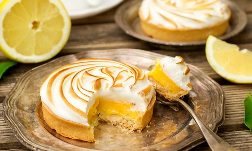 Placinta cu bezea si lamaie  Sursa foto shutterstock 721640803 jpg