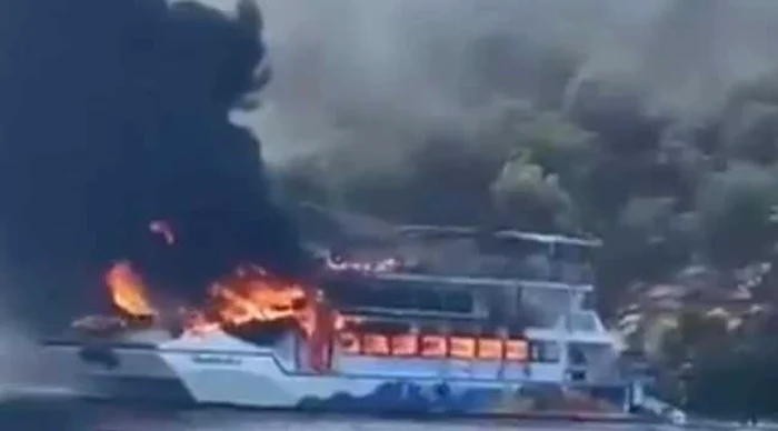 Incendiu devastator pe un vas plin cu turiști FOTO: X