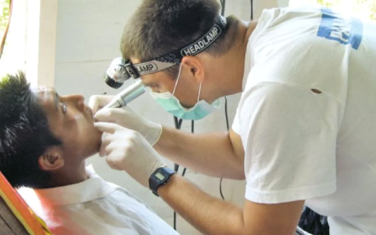 Un băştinaş din Guyana Britanică primeşte îngrijiri medicale de la unul din colegii lui Roland 