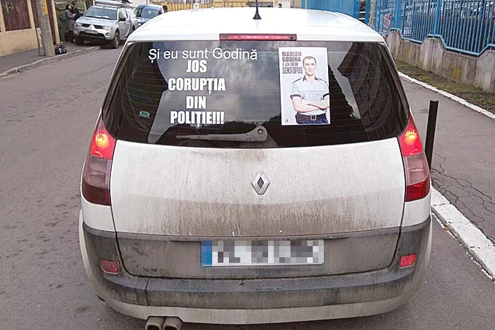 Brașovenii și-au lipit astfel de mesaje pe mașini