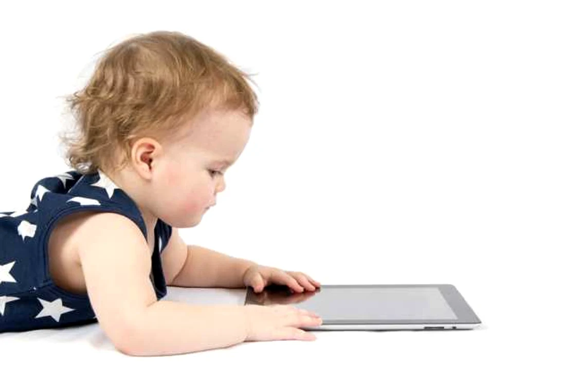 Timpul petrecut de micuţi în faţa tabletelor este de două-trei ori mai mare decât ar trebui