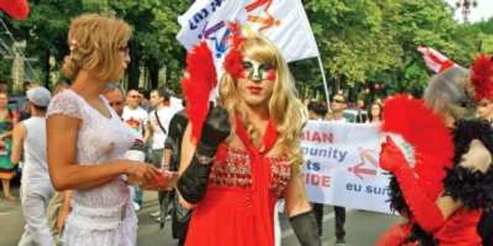 Travestiţii şi-au etalat noile achiziţii vestimentare   