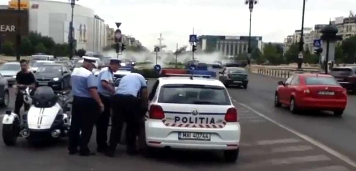 Poliţiştii din Bucureşti au încătuşat o femeie care a traversat strada pe roşu în zona Piaţa Unirii FOTO Facebook/LegitimaAparare