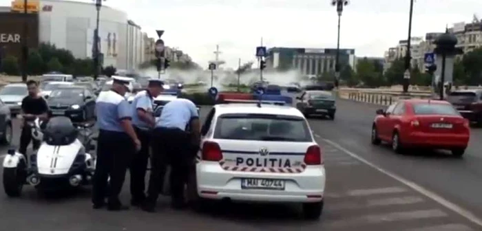 Poliţiştii din Bucureşti au încătuşat o femeie care a traversat strada pe roşu în zona Piaţa Unirii FOTO Facebook/LegitimaAparare