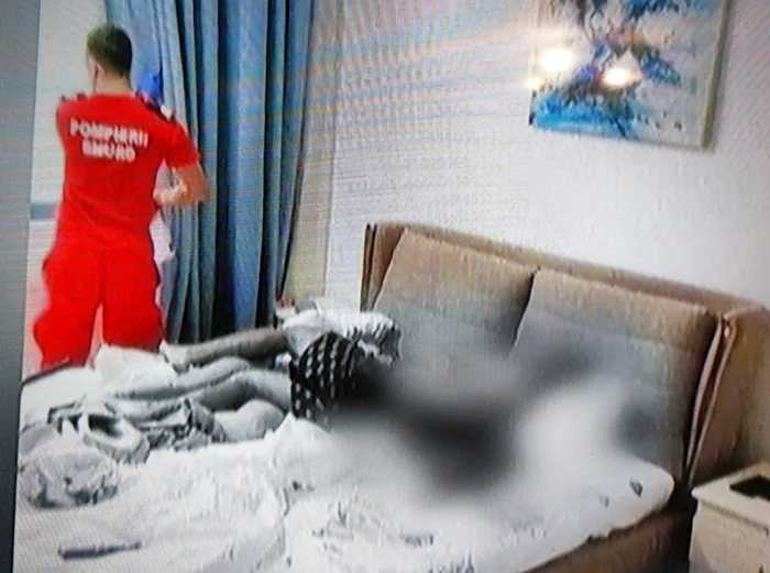Doi tineri morți, găsiți îmbrățișați, într-o cameră de hotel FOTO: captura Antena3