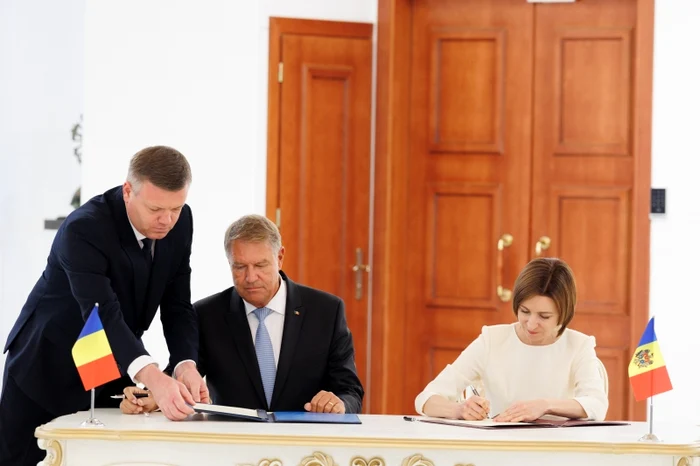 Sandu și Iohannis au semnat Declarația comună privind cooperarea bilaterală. FOTO: Președinte.md