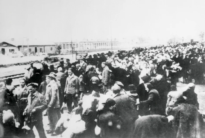Tren plin cu prizonieri duși în lagărul de la Auschwitz FOTO GettyImages