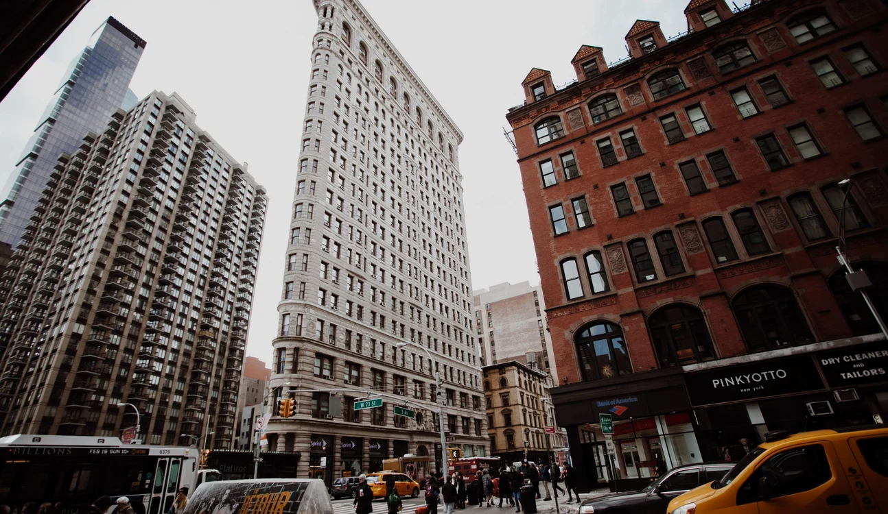Celebrul „fier de călcat” din New York, transformat într-un imobil de lux