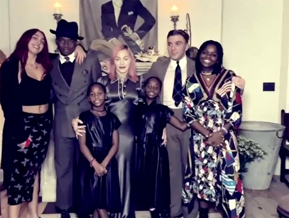 Lourdes (24 de ani), David Banda (15 ani), Stella (8 ani), Madonna (62 de ani), Estere (8 ani), Rocco (20 de ani), Mercy James (14 ani)(de la stânga la dreapta)