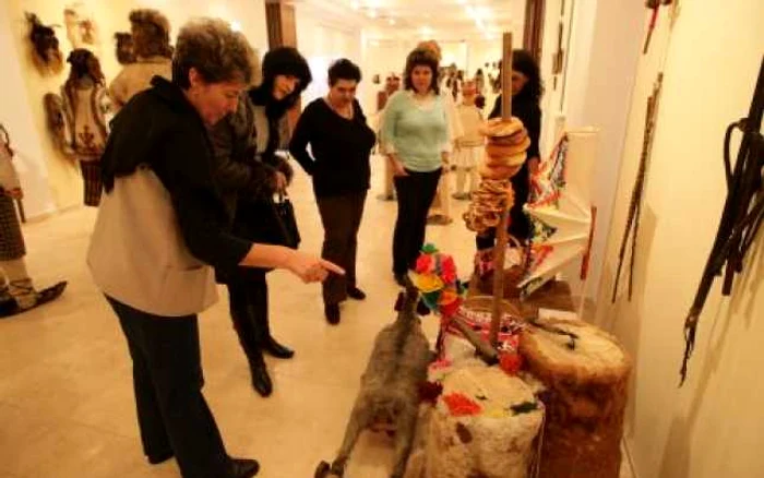 Expoziţia „Anul vechi, Anul nou“ va fi deschisă până pe 29 februarie.