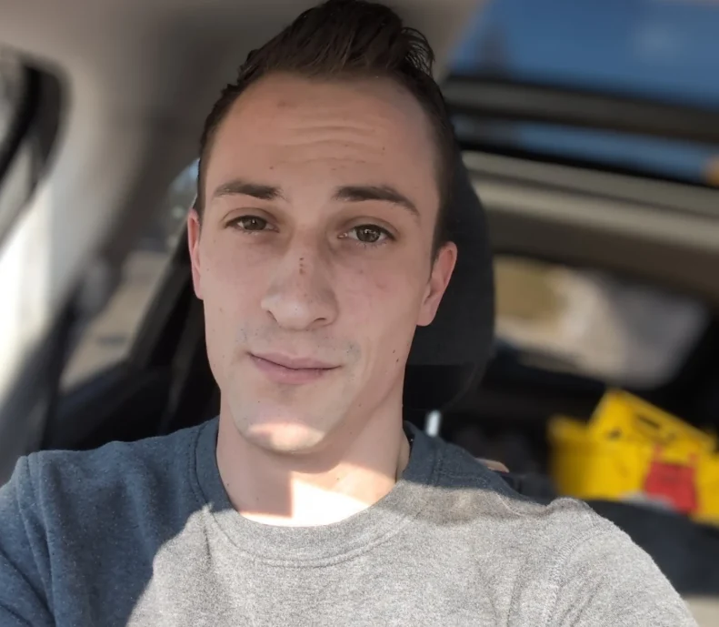 Un antreprenor canadian de 29 de ani a ajuns la venituri de peste 1,3 milioane de dolari, ajutat de Inteligența Artificială