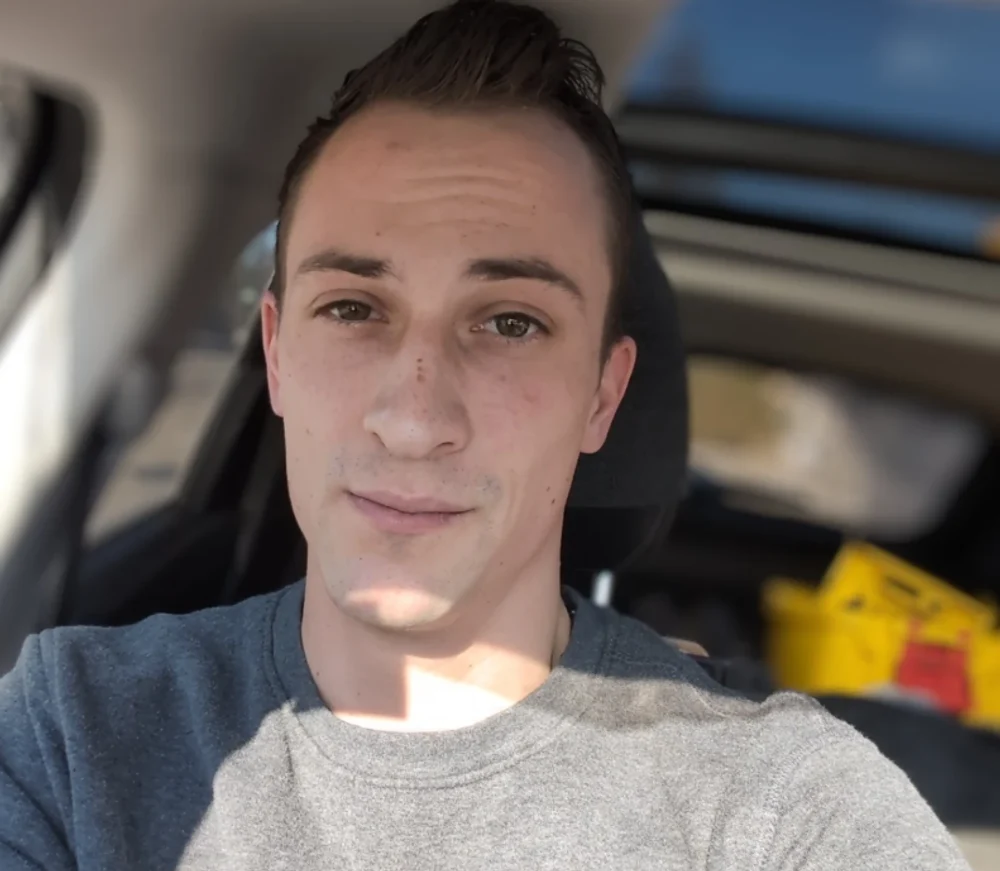 Un antreprenor canadian de 29 de ani a ajuns la venituri de peste 1,3 milioane de dolari, ajutat de Inteligența Artificială